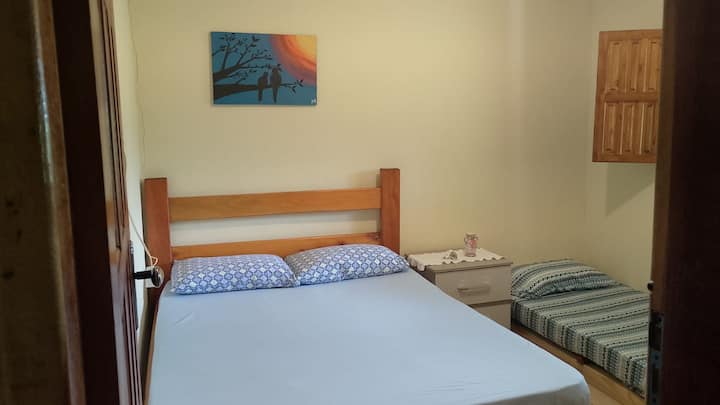 Chambre avec 1 (UN) lit double, 1 (UN) lit simple, armoire de rangement, fenêtre avec une excellente ventilation. 
La chambre dispose également d'une porte et d'un ventilateur, de prises de courant...
Tout pour votre confort et pour vous sentir en contact avec la nature.