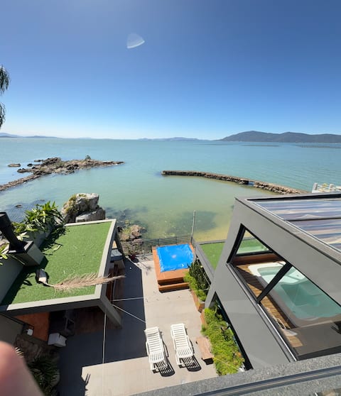 Amazing beachfront house 5 bedrooms.