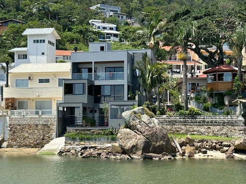 Amazing house by the sea 5 quart.