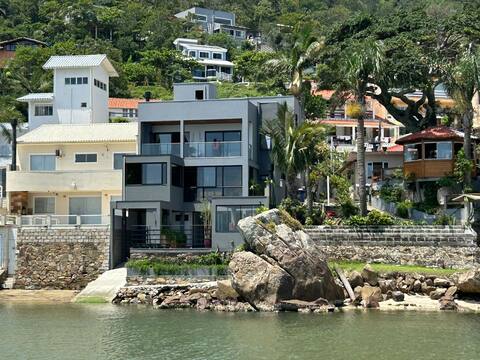 Amazing house by the sea 5 quart.