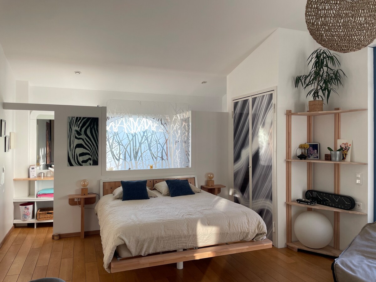 Sprchovací kút a terasa sú priamo pripojené k tejto izbe. 