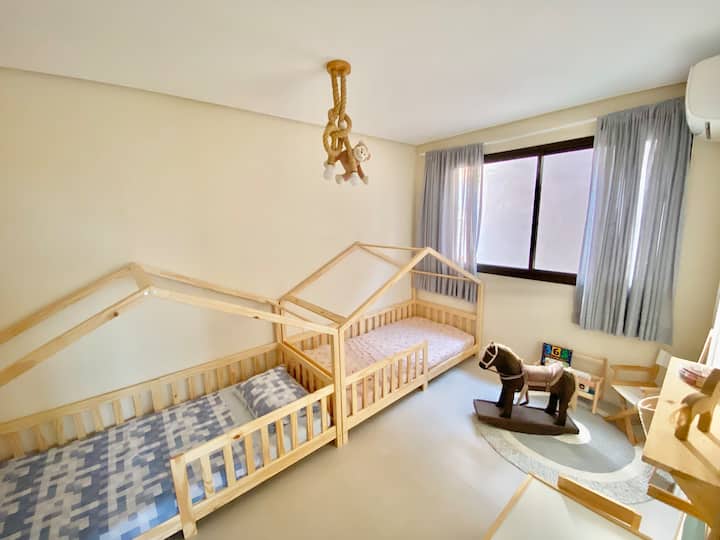 Suite con 2 camas individuales y espacio para niños en el segundo piso