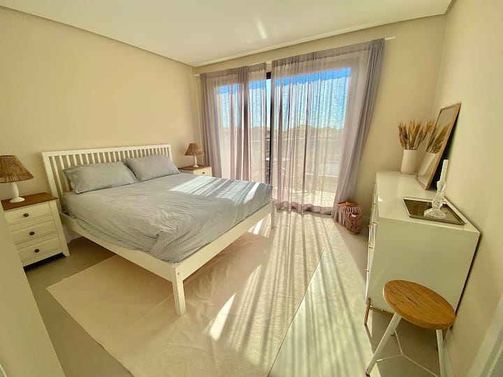 Suite en el segundo piso con balcón y vistas al canal