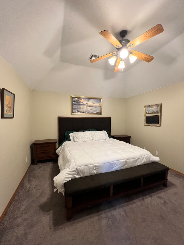 Primarni apartman s bračnim krevetom i vlastitom kupaonicom.