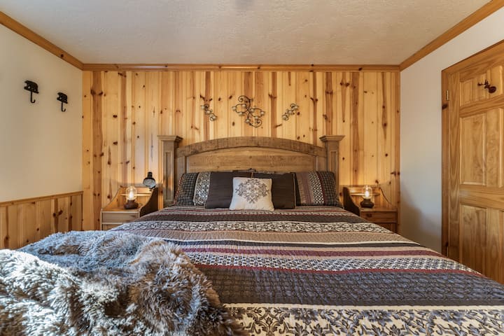 King Bed Mountain Style!