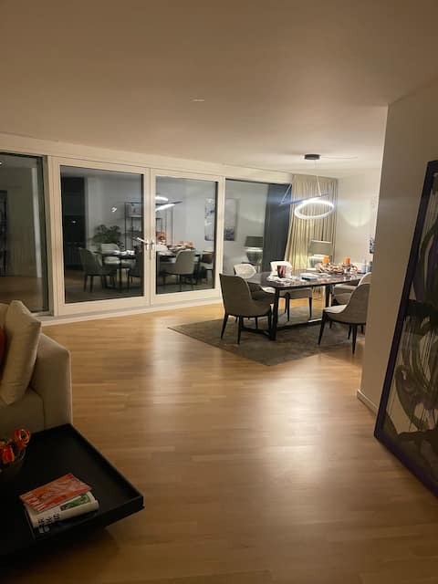 Beliebte Airbnb-Anzeige: Luxurious apartment in Lehel in München
