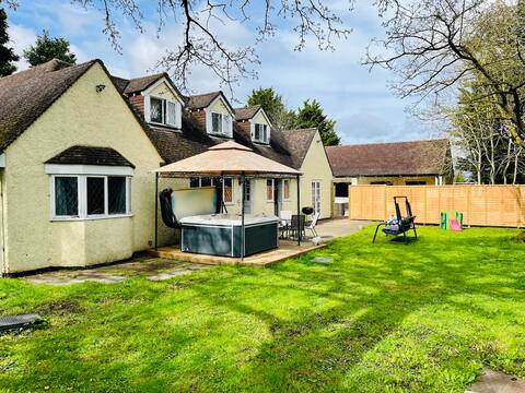 Vintage style Lodge In Windsor! Hot Tub! Sleeps 20
