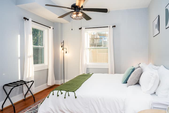 Esta es nuestra suite principal tamaño king. Esta habitación está ubicada en el primer piso, con baño privado completo.