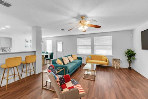 2 King ! Newly renovated w/8 beds sleeps upto 16°