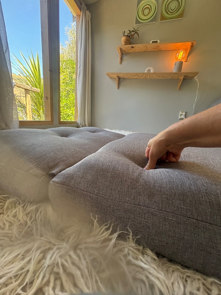 IKEA-ს იატაკის ორი ტახტი იკეცება ორ ერთადგილიან საწოლად, რომლებიც შეიძლება გაერთიანდეს ერთ საწოლად ან გამოიყოს ორი ცალკემდგომი. Ადამიანების უმეტესობა მათ ძალიან კომფორტულად თვლის. Თუ იატაკიდან ამოსვლის პრობლემა გაქვთ, შეიძლება რთული აღმოჩნდეს?