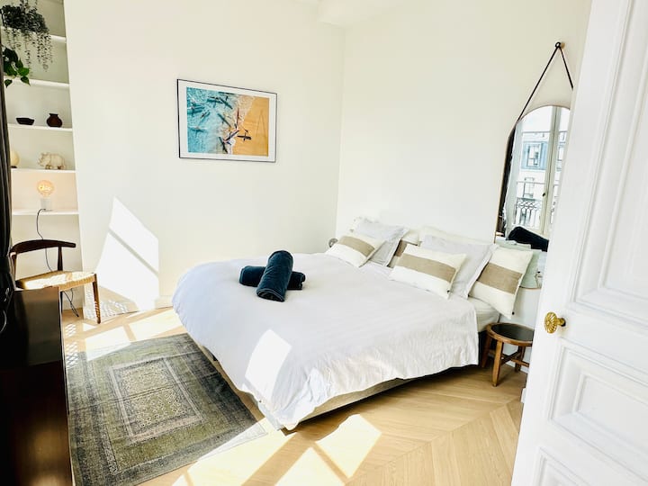 Spálňa nastavená ako menšia manželská posteľ