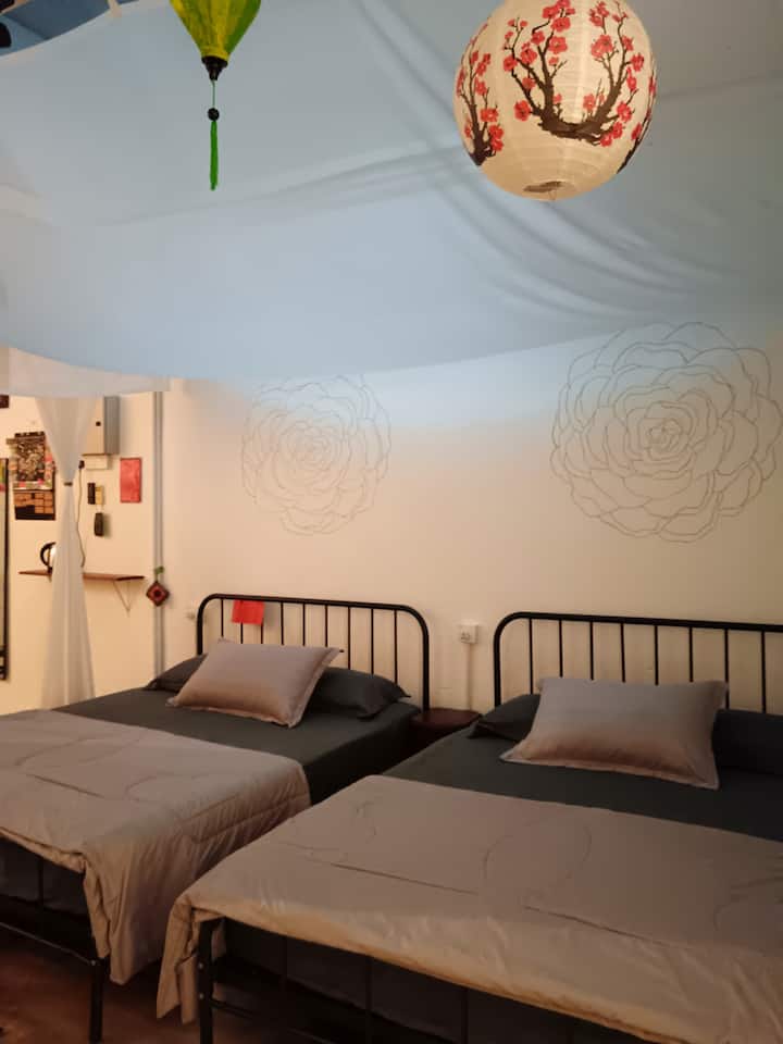 เตียงควีนไซส์แต่ละเตียงมีผ้านวมควีนไซส์