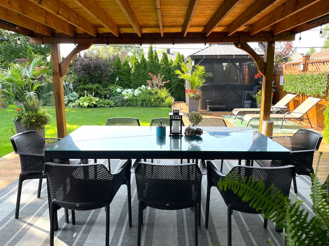 Modern Home: HotTub, 10m from YYZ, 20m to downtown gallery image 2