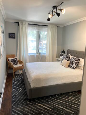 Modern Home: HotTub, 10m from YYZ, 20m to downtown gallery image 5