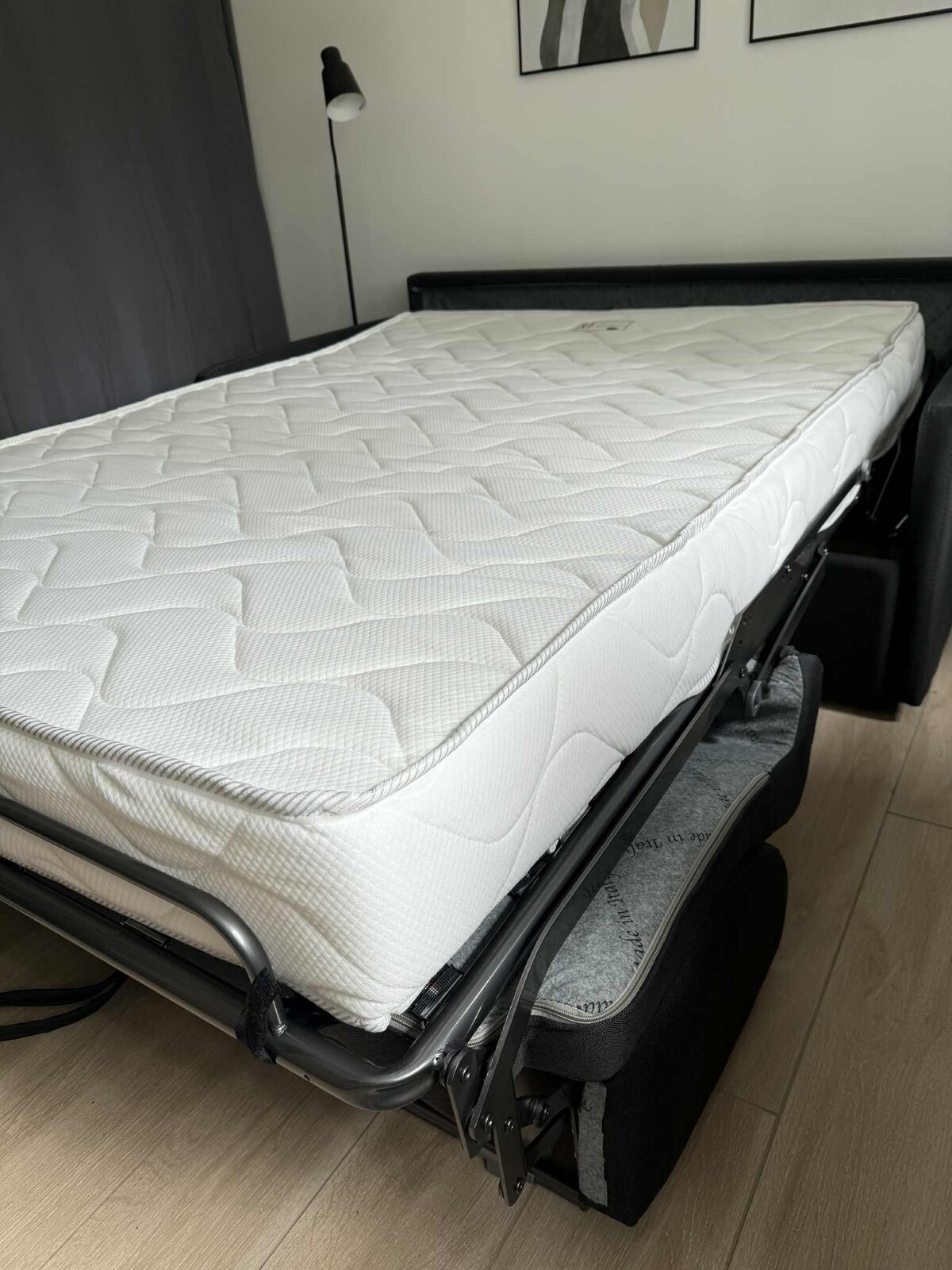 Rozkladacia pohovka s pohodlným 20 cm matracom je úplne nová a bola vymenená v októbri 2025. 