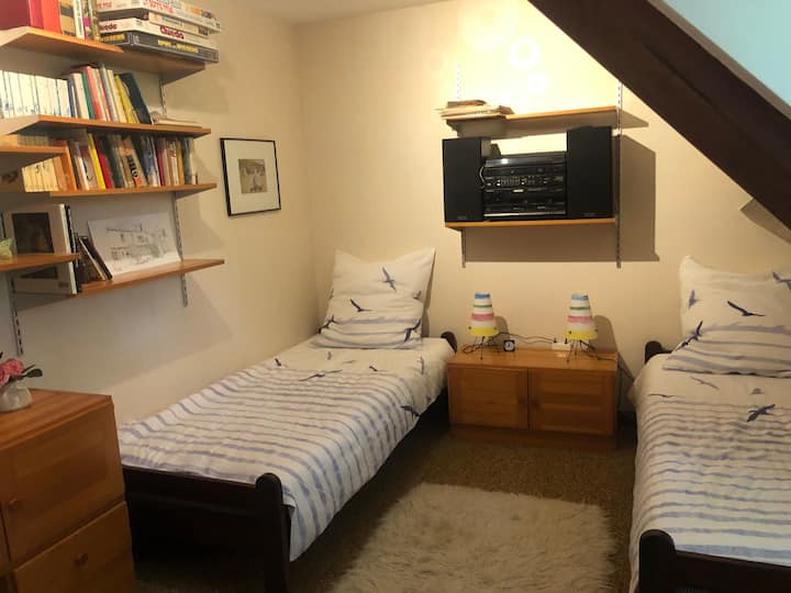 Spálňa na 1. poschodí ( hlavný dom) 
 2 samostatné lôžka (90 x 200) 