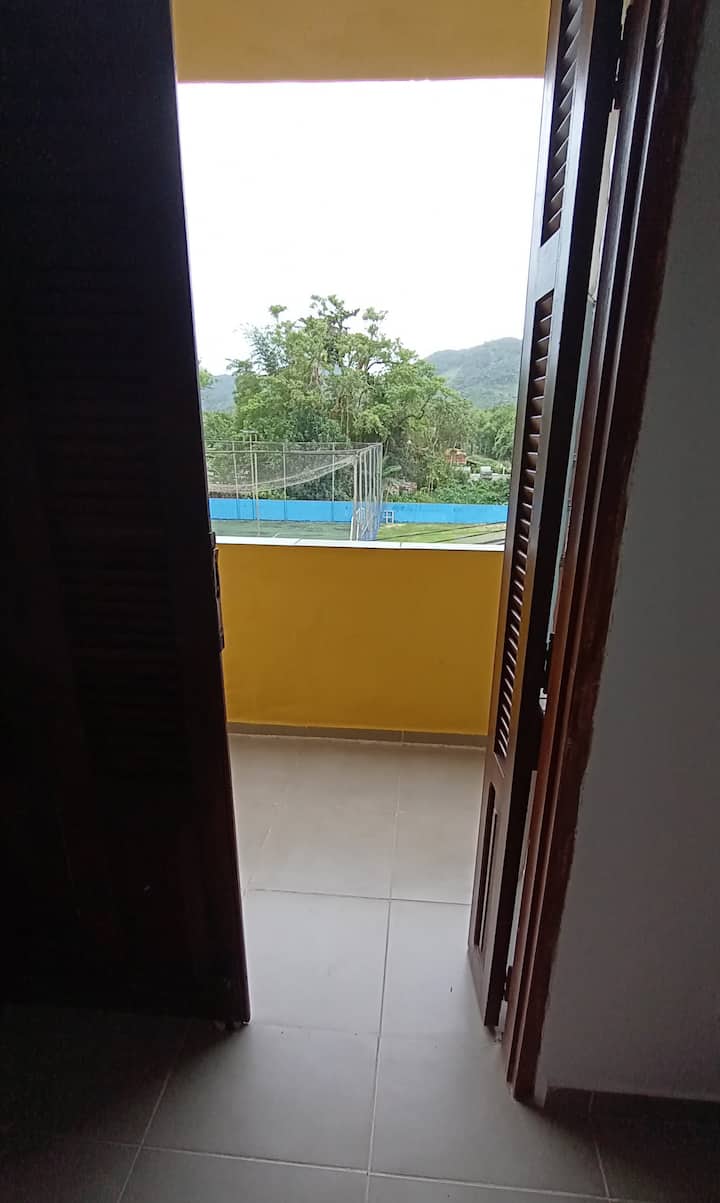 balkon s pogledom na ulicu i planine.