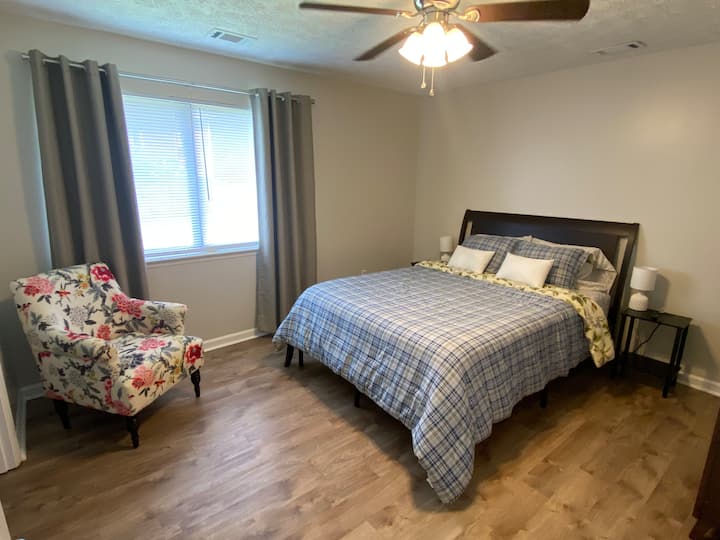 Hlavná spálňa, ktorá je vybavená matracom Casper Queen, nástenným televízorom, stoličkou, závesmi na zatemnenie a šatníkom. 