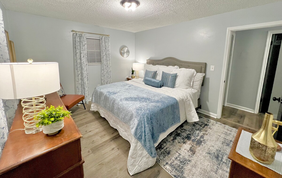 חדר שינה ראשי מפואר עם מיטת קינג סייז, מצעים מפוארים וחדר רחצה ושירותים צמוד.  