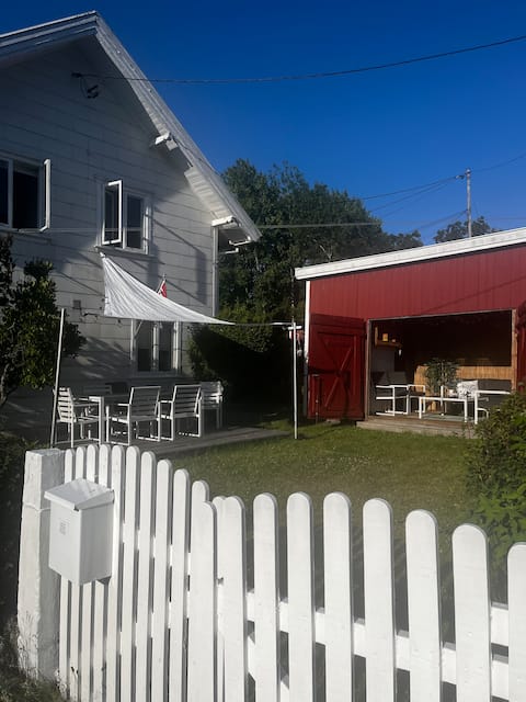 Charming and sunny house near beaches on Fevik.