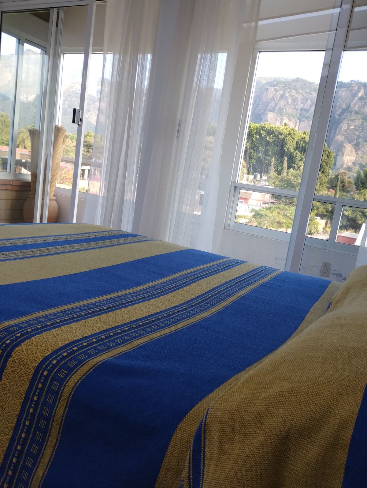 Дупли кревет со поглед кон планините и поглед кон небото, влегува многу природна светлина 