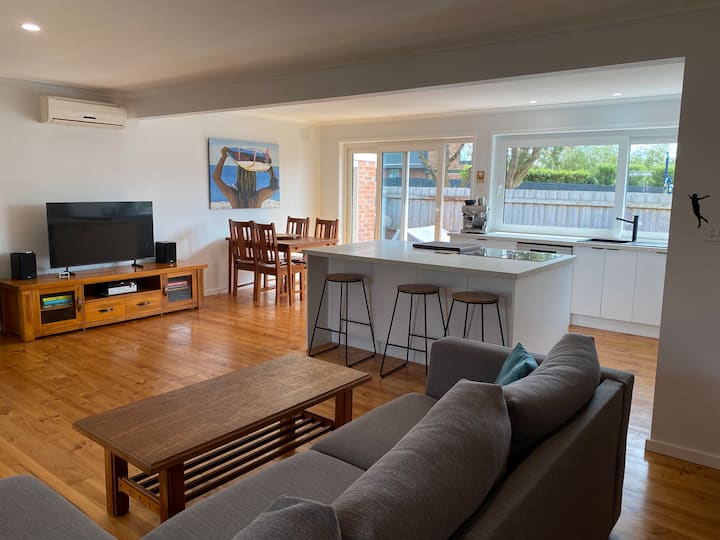 Just Coasting: Entire Home 300m From Beach - Victoria