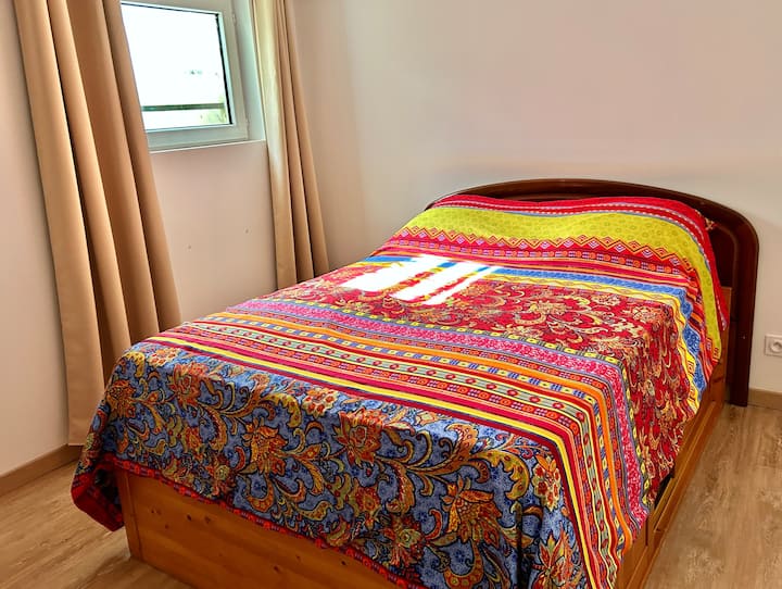 Una habitación de unos 12 m2. 