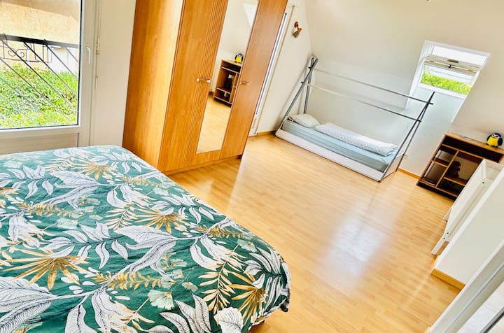 El dormitorio más grande de unos 20 m2. 