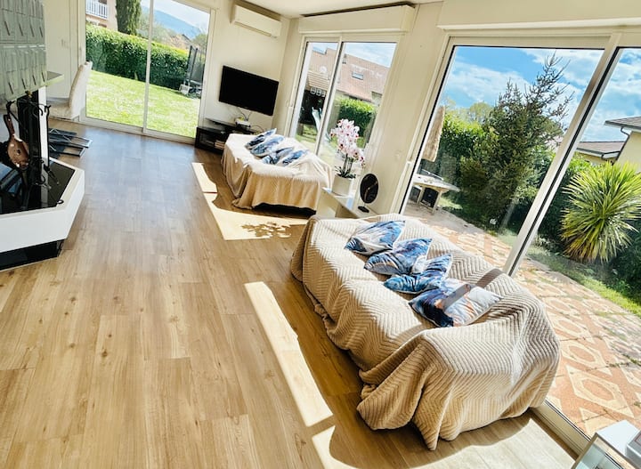 ☀️ Sala de estar luminosa y espaciosa con enormes ventanas, perfecta para disfrutar del sol y relajarse en el interior...

☀️ Mantén tu rostro siempre hacia el sol y las sombras caerán detrás de ti❤️
— WALT WHITMAN