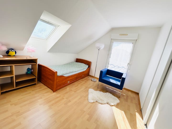 Un dormitorio infantil o una sala de estar conectada al dormitorio 2