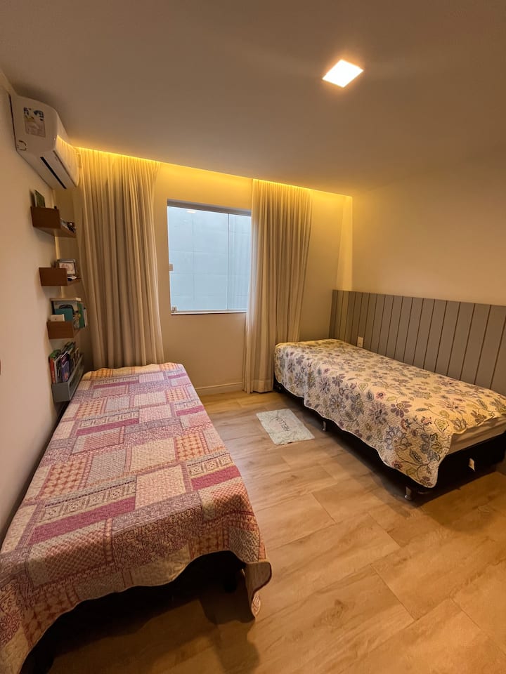 سريران مفردان وتكييف هواء