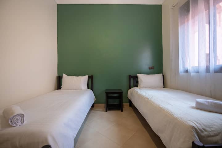 Секундарна спална соба со двојни кревети 