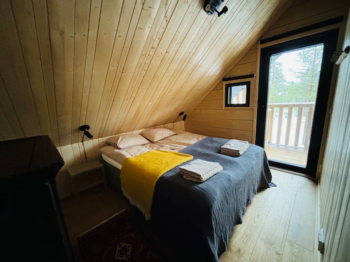 Na katu se nalazi kupaonica i dvije spavaće sobe od kojih je ova veća te ima udoban bračni krevet (širok 160 cm) i sjenila za zamračivanje. Možete uživati u mirnom snu u mraku i drvenoj unutrašnjosti. 