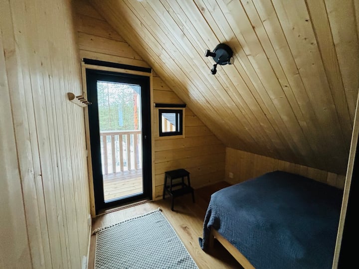 Na katu se nalazi kupaonica i dvije spavaće sobe od kojih je ova manja te ima udoban bračni krevet (širine 140 cm) i sjenila za zamračivanje prostora za miran san nakon dana provedenog vani. 