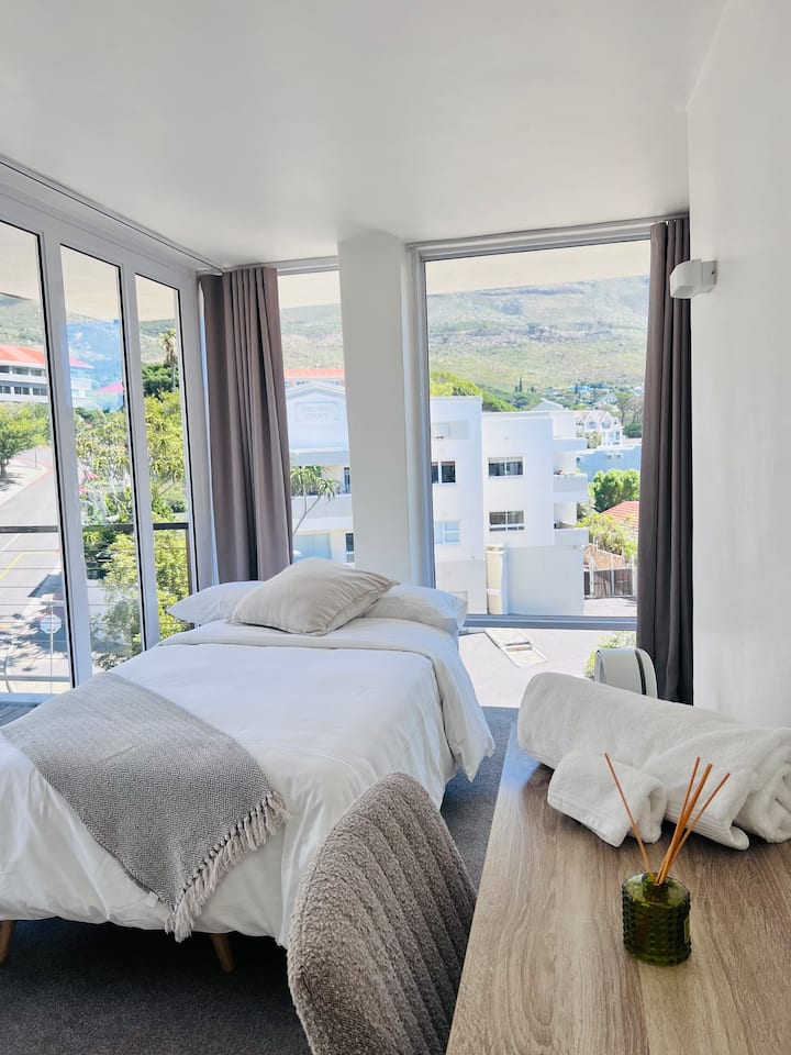 Sofá-cama configurado e escritório convertido em quarto mediante solicitação