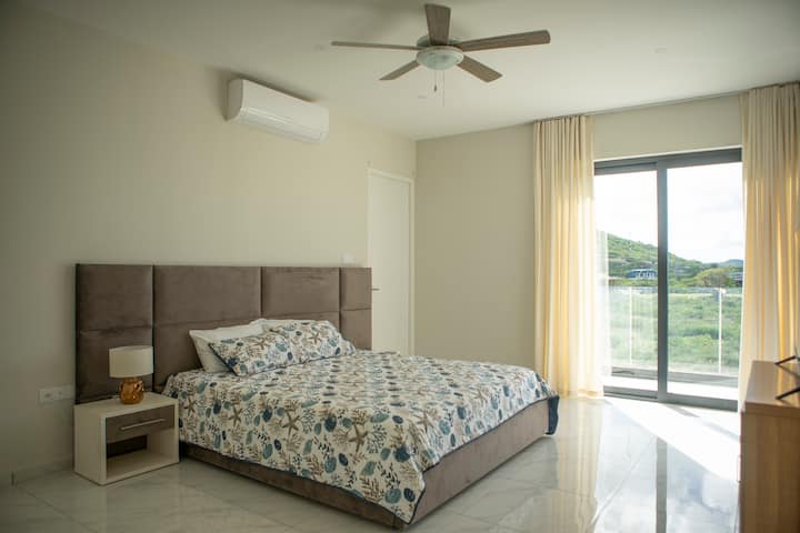 Glavna spavaća soba na drugom katu ima jedan bračni krevet, TV, klima-uređaj i kupaonicu s pivatom 