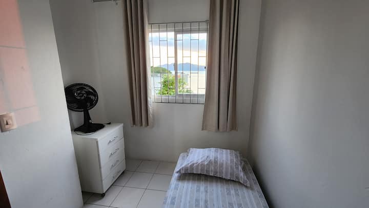 Cama de solteiro conjugada com cama extra.
