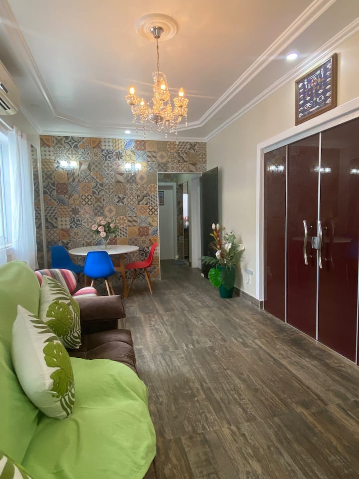 Kauč na razvlačenje, ogledalo, TV 55’, split klima-uređaj, zavjese, časopisi.