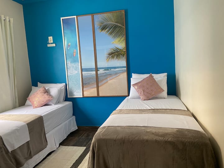 Jedan od kreveta za jednu osobu ima dodatni krevet ispod.