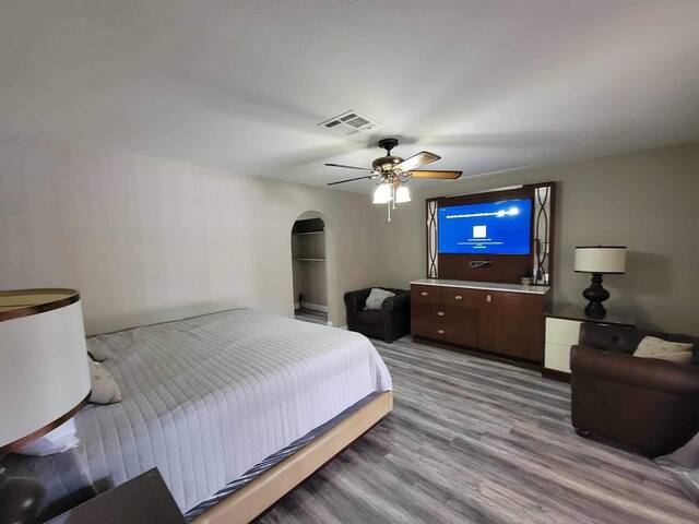 Glamorous 6 BR Getaway gallery image 4