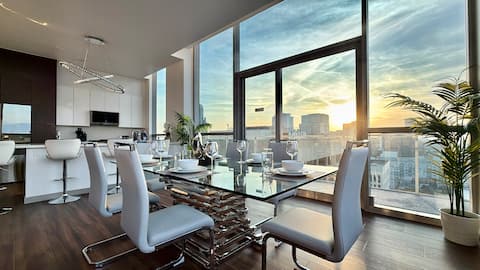 Popular Airbnb listing: LA Penthouse Suite 2bd/3ba [Pool | Hollywood Sign] in Vernon