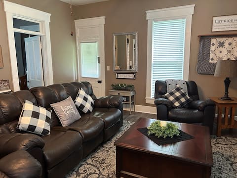 Quiet Rural 1800s Farmhouse Getaway - ALL Updated