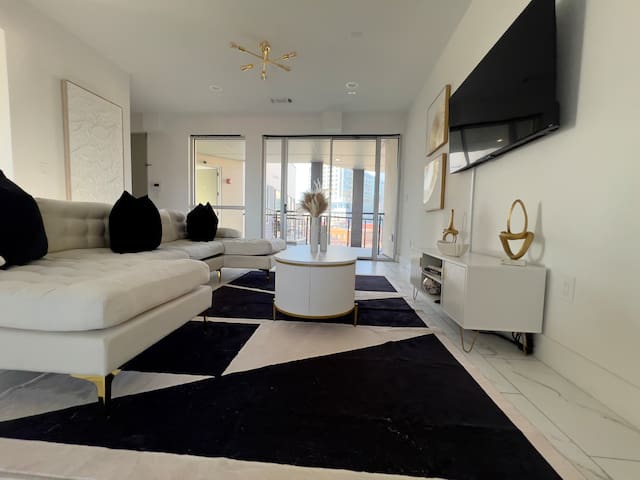 Urban Oasis~Luxury City Views~Free Parking