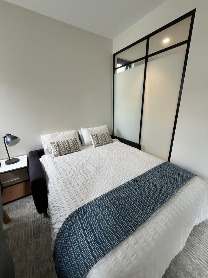 Pohodlná rozkladacia pohovka s manželskou posteľou 