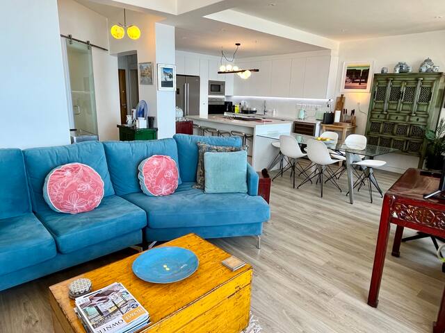 Panoramic sea views from stylish beachfront flat gallery image 4