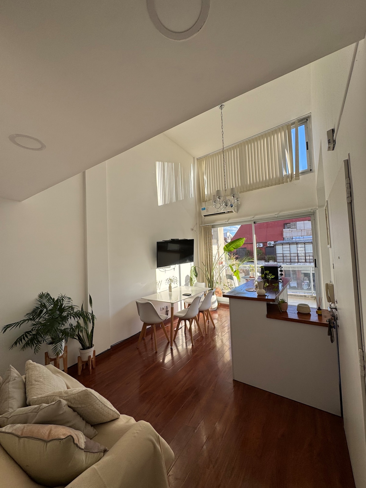 Loft dúplex con balcón