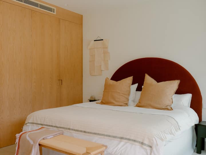 Amplio dormitorio 4 con cama tamaño king y terraza privada