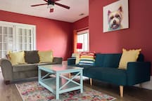 The Rose Inn E | KING 1BD/1BA Apt near Downtown