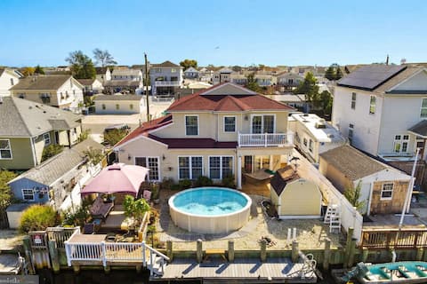 4BR Waterfront Rental with Hot Tub