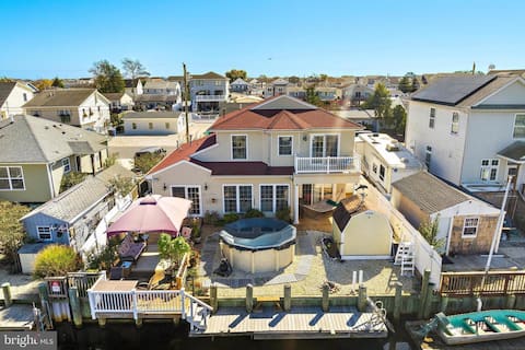 4BR Waterfront Rental with Hot Tub